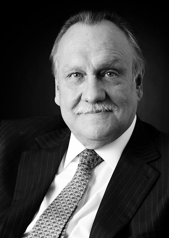 Retrato en blanco y negro de Lic. Raúl Santamarina Navarro, Socio Director de Santamarina Consultores